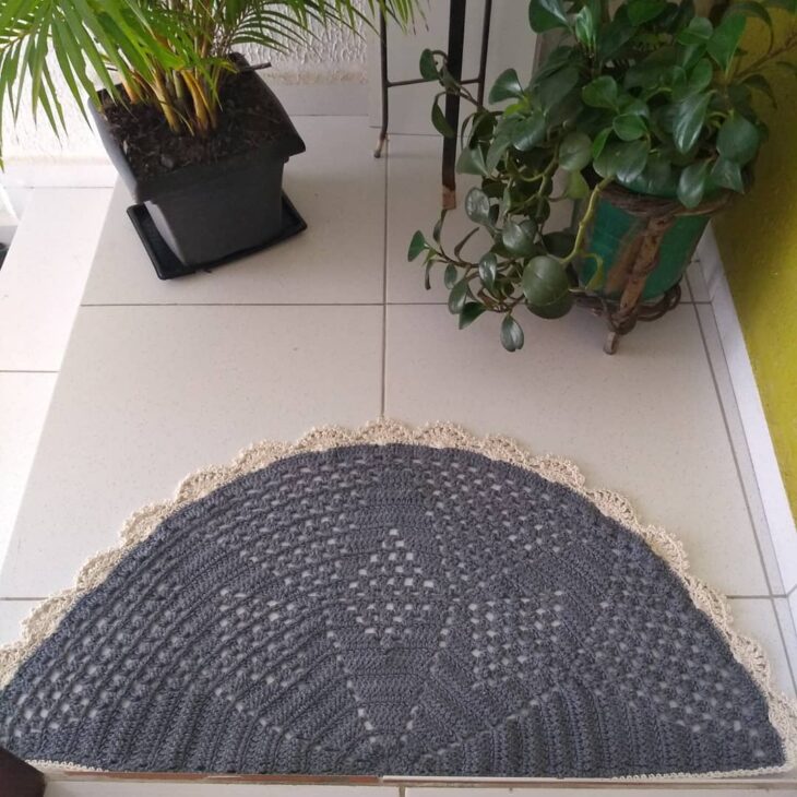 Transforme Sua Casa com um Tapete Meia-Lua: O Segredo para um Estilo Charmoso! 1 Imagem de um tapete meia-lua que deixa o local mais atraente