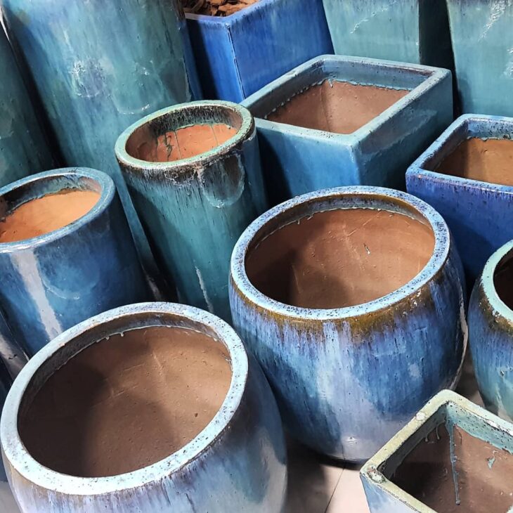 Feito de argila ou cimento, este vaso é inspirado na cultura do Vietnã.