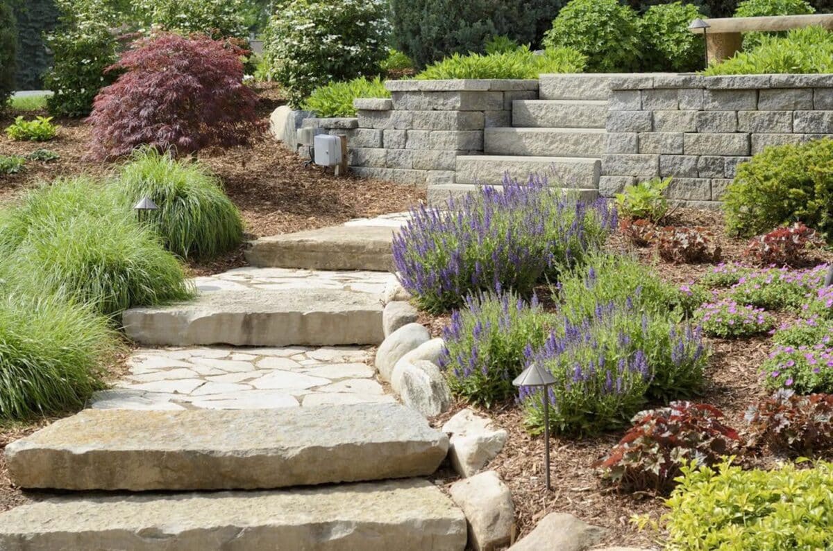 Transforme Seu Espaço Externo: Os Segredos dos Designers para Usar Pavers e Pedras na Paisagem! 2 Pavers and stones are excellent choices for enhancing your landscape, offering durability, aesthetic appeal, and versatility.