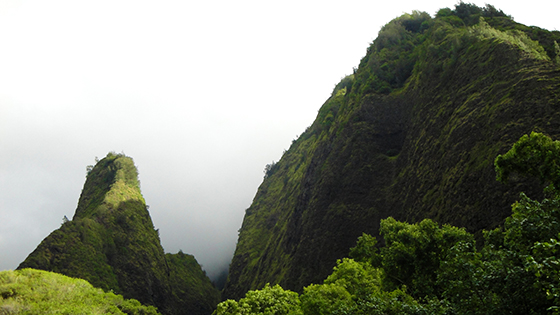 Motivos que Levam as Pessoas a Trabalhar 9 Uma imagem de Iao Valley, no Havai, mostrando sua vegetação exuberante.