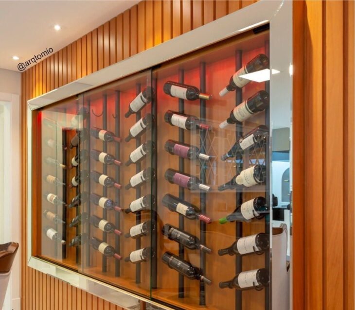 Adega de parede com design moderno e funcional.