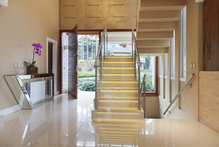 Inspirações para Transformar o Visual da Sua Casa com Aparadores Espelhados 1 Foto de aparador espelhado 2 - 5 / Foto: Reprodução / Maciel & Maira Arquitetos