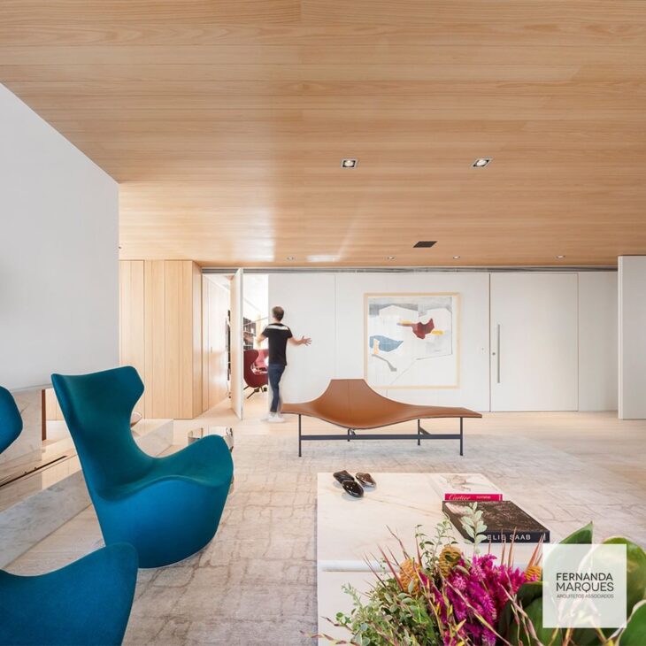 Decore sua Casa com Estilo Usando Azul Petróleo 1 POLTRONAS NO TOM PARA UMA SALA SOFISTICADA
