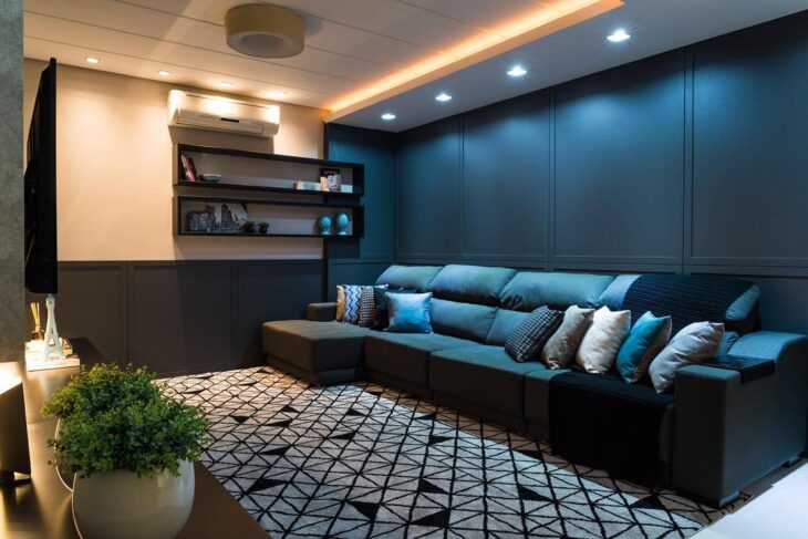 Decore sua Casa com Estilo Usando Azul Petróleo 7 PARA A SALA, UM ACONCHEGANTE SOFÁ AZUL PETRÓLEO