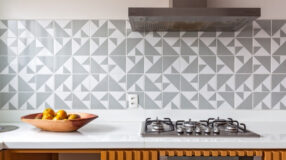 Dicas para Incorporar um Porta-Pão na Decoração da Cozinha 5 Porta-pão de bambu charmoso que combina com acessórios