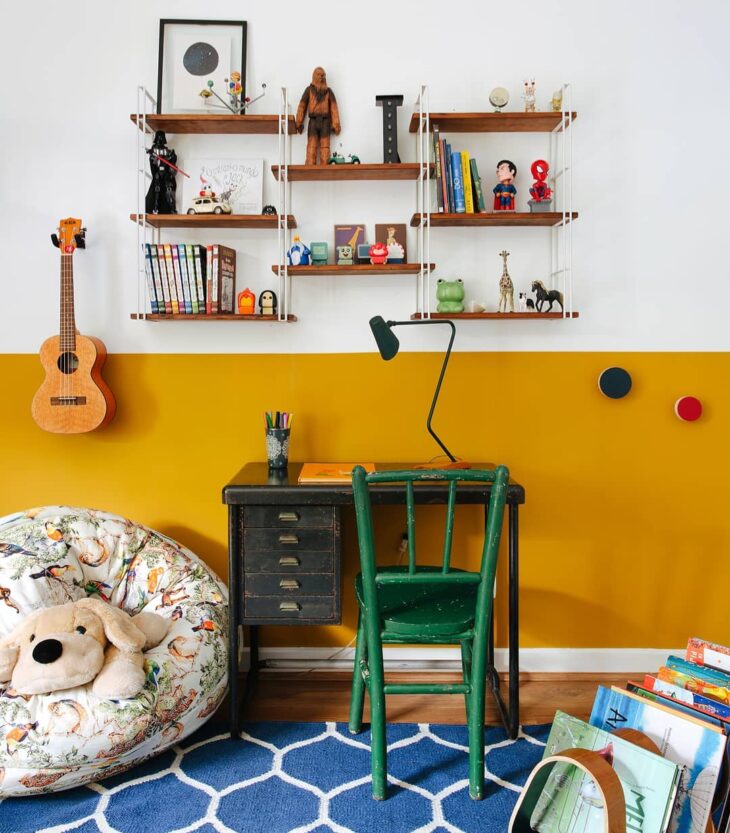 Inspirações de Cadeiras Coloridas para Transformar o Ambiente da Sua Casa 9 Cadeira colorida destacando-se sozinha