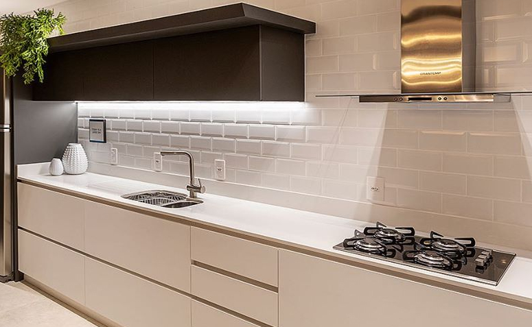 Descubra modelos inspiradores de cozinhas com cooktop para o seu lar 3 Capa do artigo sobre cozinha com cooktop.