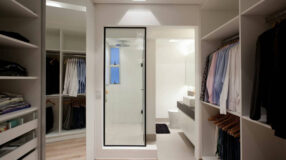 Inspirações de Closet que Aliam Estilo e Praticidade 9 Closet integrated with the bathroom for added convenience.