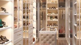 Inspirações de Closet que Aliam Estilo e Praticidade 5 A feminine closet design proposal for organizing clothes stylishly.