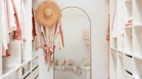 Inspirações de Closet que Aliam Estilo e Praticidade 7 Planned closet with organized compartments and modern designs.
