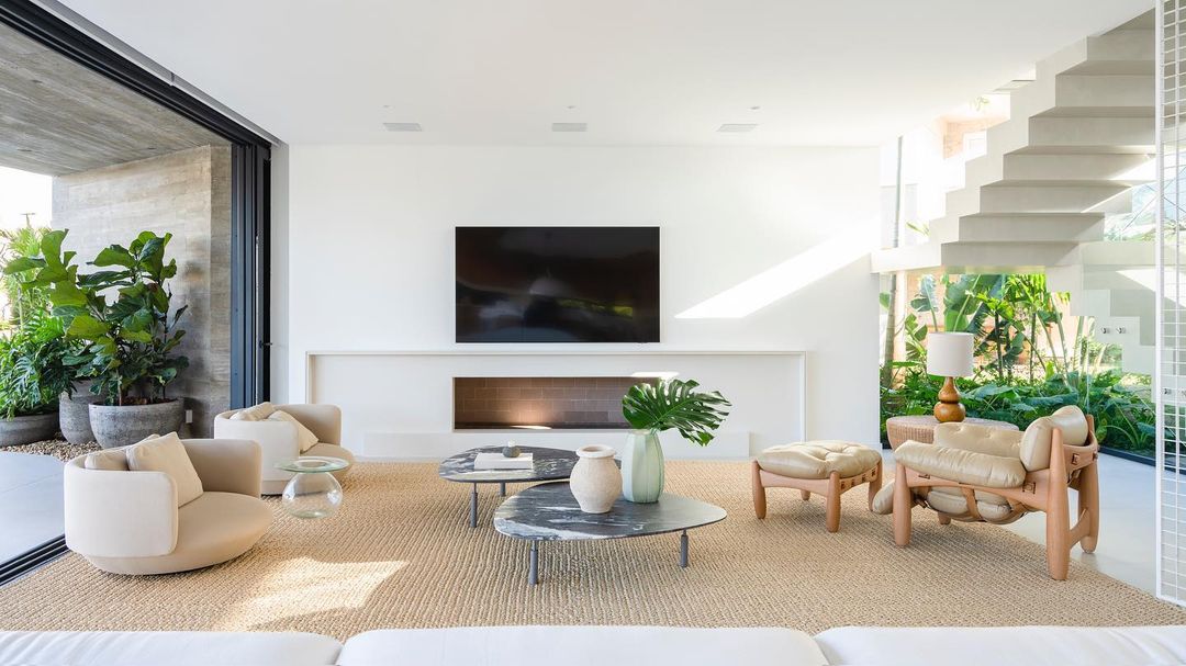 Formas Práticas de Incorporar Cores Neutras na Decoração 1 Sala minimalista decorada com tons neutros.
