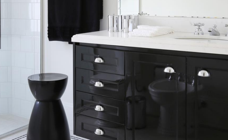 Cores que Harmonizam com Preto e Sugestões para Melhorar sua Decoração 1 Imagem de um ambiente com detalhes em metalizados.