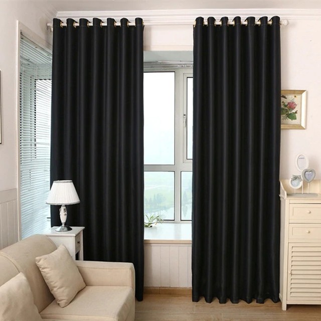 Ideias de decoração com cortinas pretas para criar um ambiente luxuoso e exclusivo 5 Imagem de cortina preta estampada combinada com outras cores.