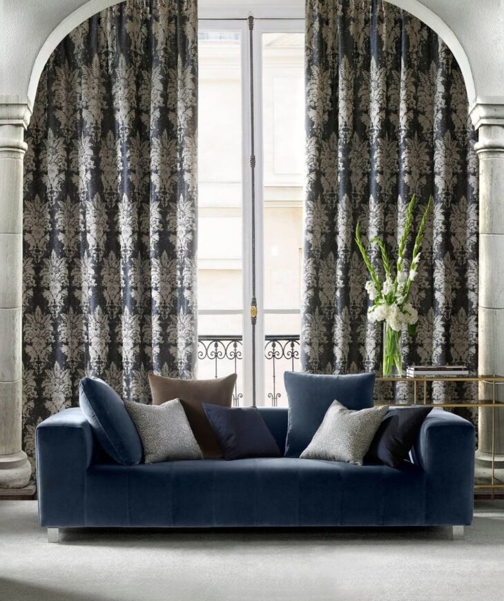 Ideias de decoração com cortinas pretas para criar um ambiente luxuoso e exclusivo 7 Imagem de cortina preta juntamente com lustres candelabros.