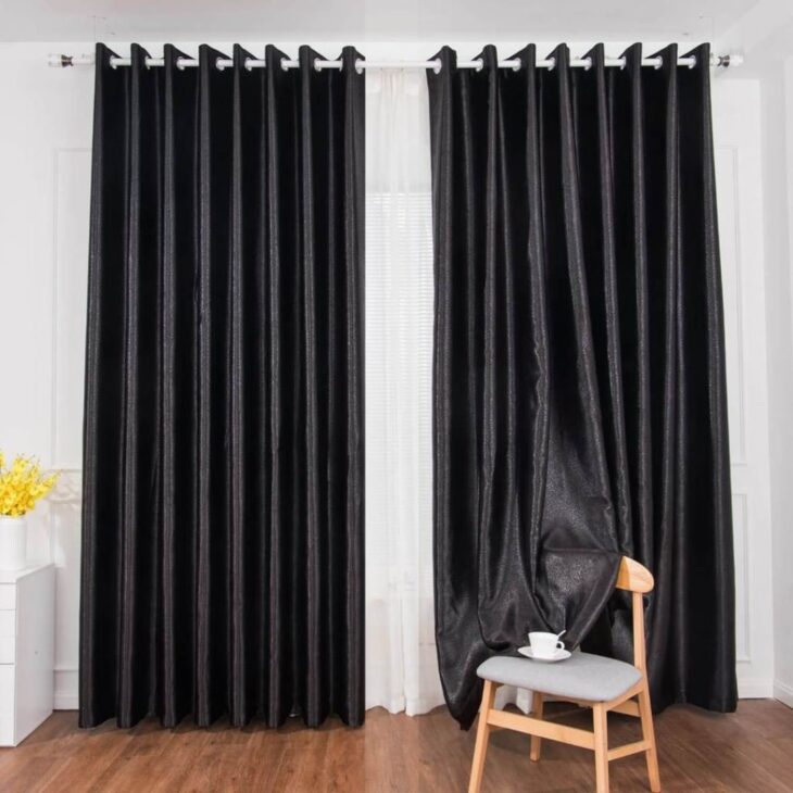 Ideias de decoração com cortinas pretas para criar um ambiente luxuoso e exclusivo 10 Imagem de cortina preta que harmoniza com tecido claro, garantindo entrada de luz.