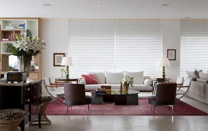 Modelos de Cortinas para Sala que Valorizam a Decoração 7 APOSTAR EM PERSIANAS PARA SALA É UMA ÓTIMA OPÇÃO PARA GARANTIR UMA LUZ MAIS BAIXA
