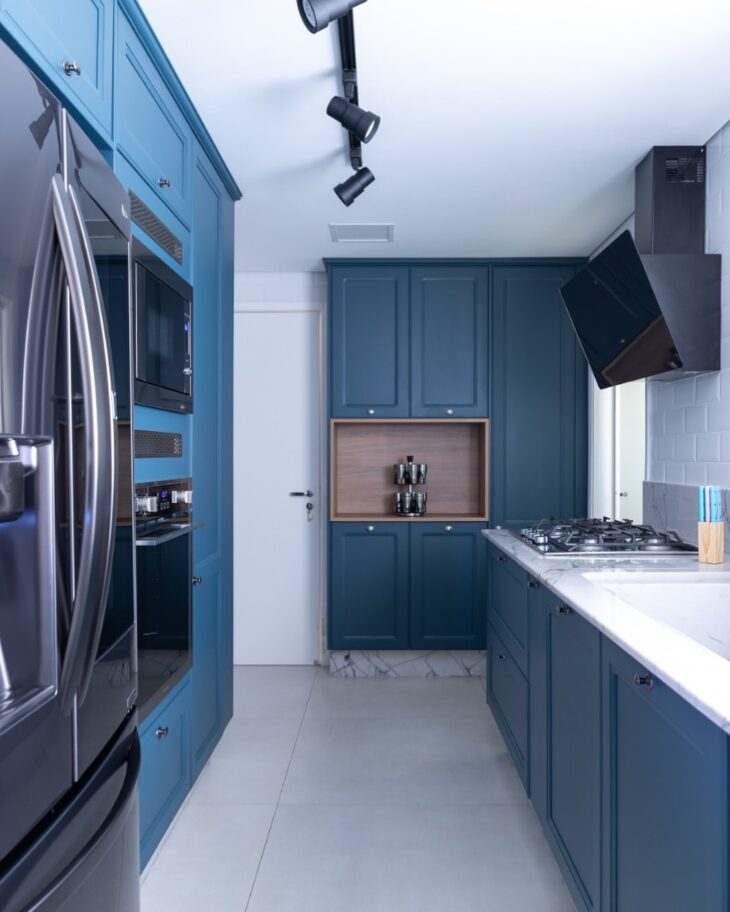 Inspirações para Cozinhas Azul Petróleo com Variedade de Estilos 7 Uma boa opção para colorir os armários