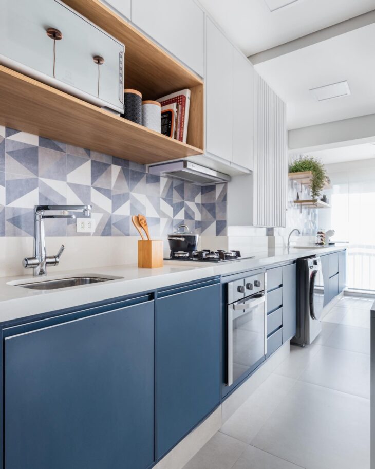 Inspirações para Cozinhas Azul Petróleo com Variedade de Estilos 10 Para equilibrar misture com o branco