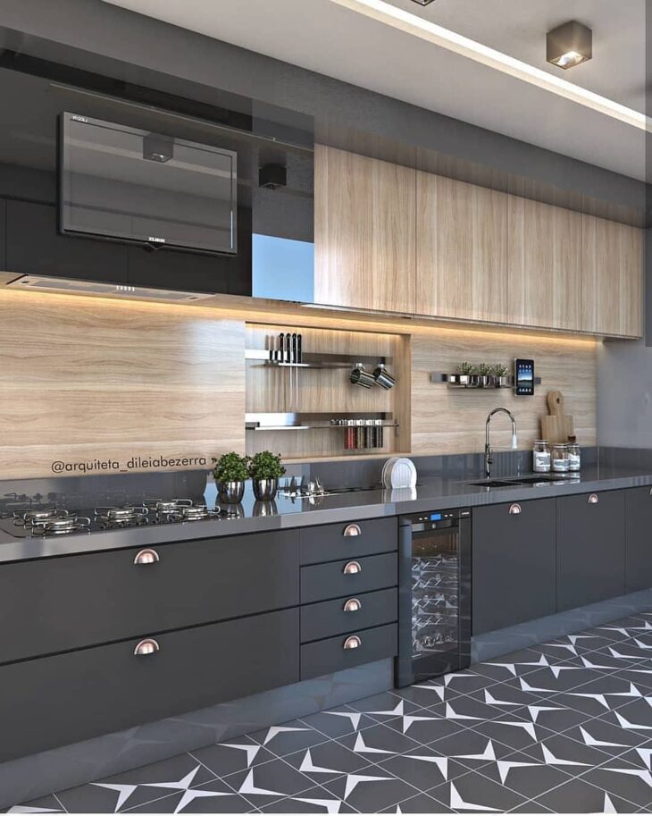 Descubra modelos inspiradores de cozinhas com cooktop para o seu lar 1 Cozinha com cooktop 2, com cores escuras.