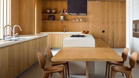 Modelos de Farm Sink Para Transformar Sua Cozinha em um Espaço Encantador 9 Cozinha de madeira com farm sink.