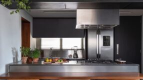 Modelos de Farm Sink Para Transformar Sua Cozinha em um Espaço Encantador 10 Cozinha em tons pretos e cinzas com farm sink.