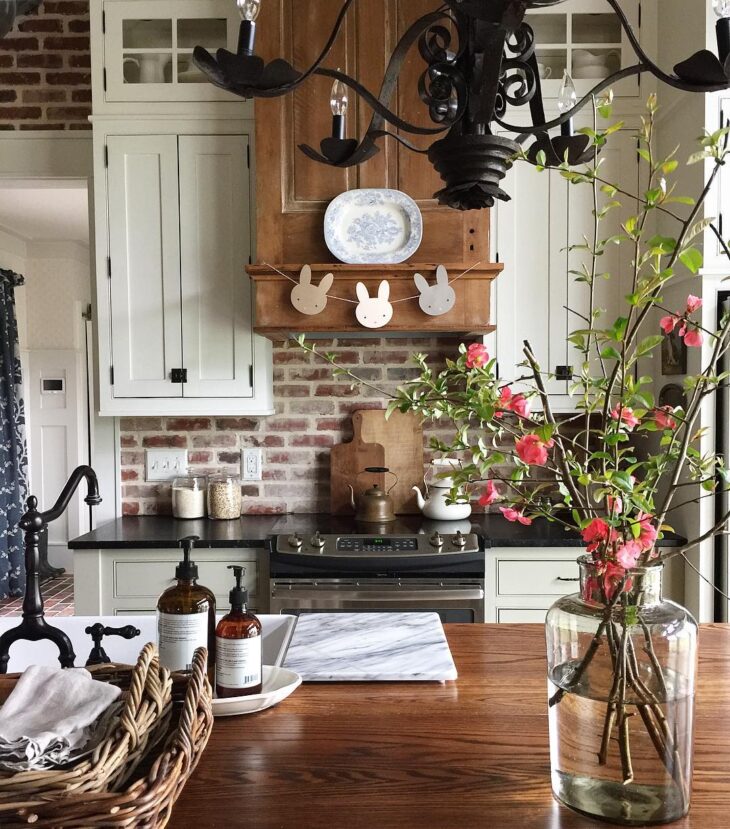 Ideias de Decoração Provençal para Criar um Ambiente Clássico e Romântico 5 Imagem que mostra detalhes retrô de uma cozinha provençal com um estilo único.