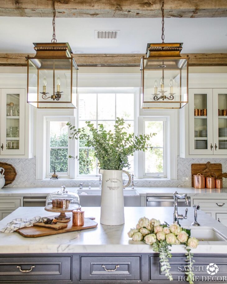 Ideias de Decoração Provençal para Criar um Ambiente Clássico e Romântico 7 Imagem de uma cozinha com partes envelhecidas mostrando o caráter rústico do estilo.