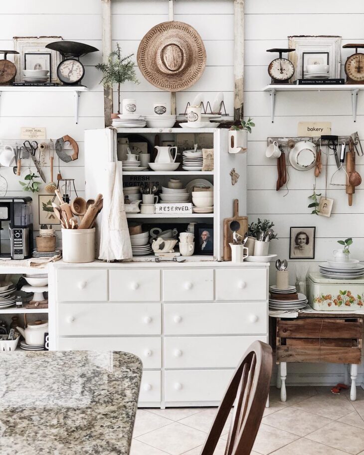Ideias de Decoração Provençal para Criar um Ambiente Clássico e Romântico 9 Imagem de puxadores de cozinha com design que se destaca no ambiente.