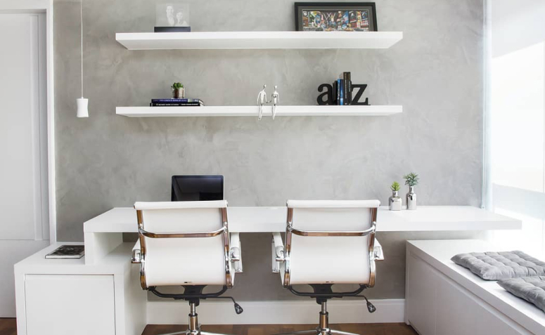 Dicas práticas para otimizar um pequeno escritório em casa 3 Um escritório pequeno é o projeto certo para quem precisa garantir um espaço prático em um ambiente limitado. Seja para um home office ou escritório comercial, a ideia é criar soluções otimizadas e garantir que tudo esteja ali na mão. Confira os projetos a seguir para você se inspirar!