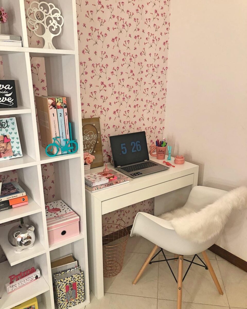 Dicas práticas para organizar pequenas escrivaninhas e otimizar seu espaço 9 Foto de uma escrivaninha pequena 4