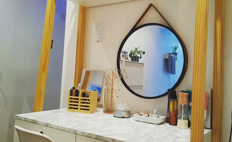 Espelho Adnet em ambiente decorado, mostrando estilo e sofisticação.