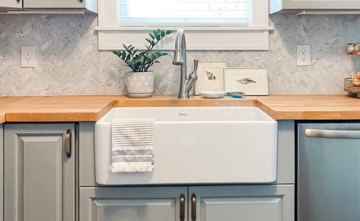 Modelos de Farm Sink Para Transformar Sua Cozinha em um Espaço Encantador 5 Foto de uma farm sink com acabamento rústico.