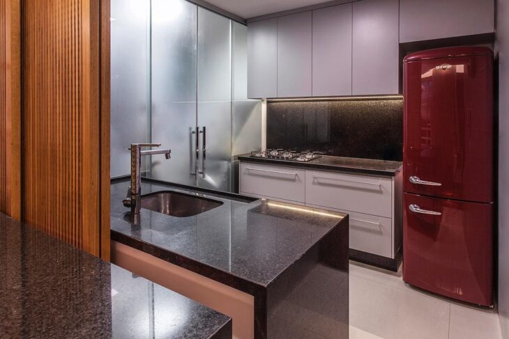 Inspirações e modelos encantadores de geladeiras retrô para sua cozinha 7 Conversa muito bem na decoração com plantas, por exemplo.