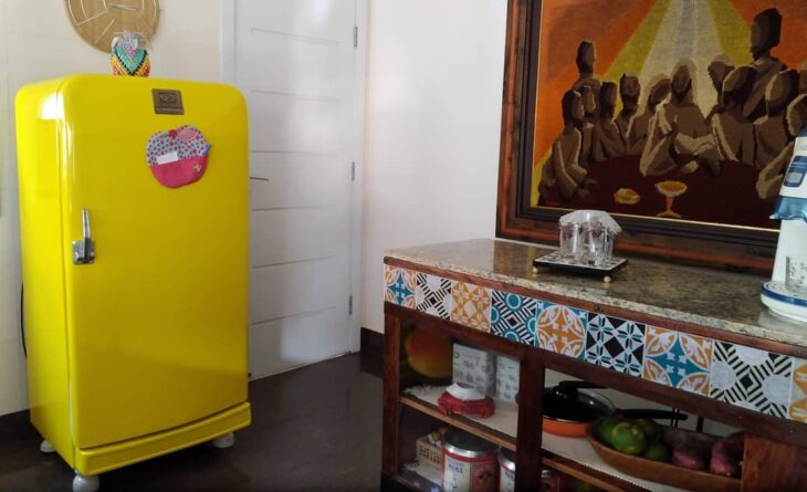 Inspirações e modelos encantadores de geladeiras retrô para sua cozinha 1 Contrastar a cor com o mobiliário.