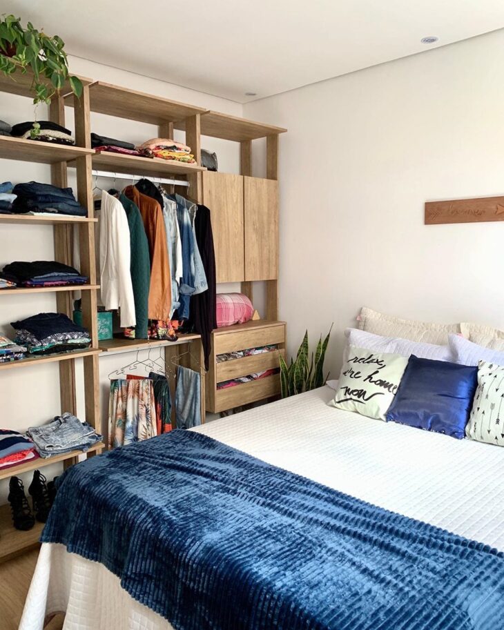 Dicas para Construir um Guarda-Roupa de Pallet e Organizar Seus Pertences com Criatividade 1 Você pode criar um guarda-roupa aberto