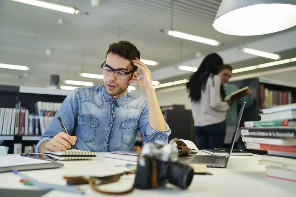Como formular uma tese de forma eficaz e prática. 1 Como formular uma tese de forma eficaz e prática.
