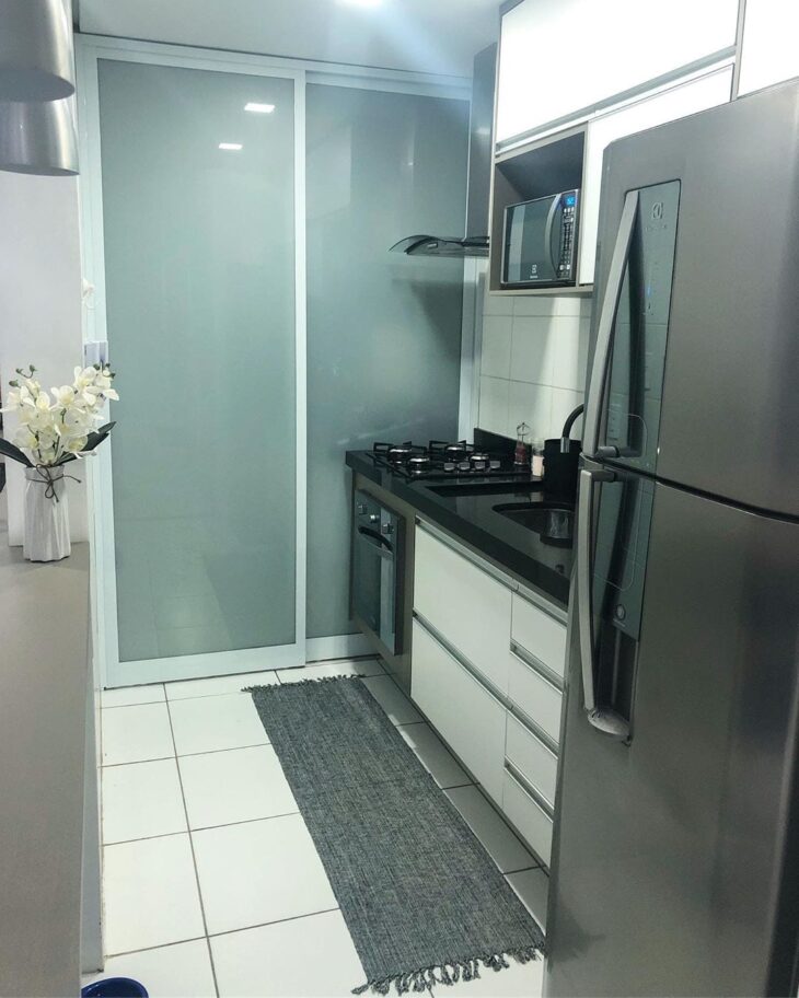 Alternativas Efetivas para Dividir a Cozinha da Lavanderia 9 Porta de correr que é uma solução acessível e pode combinar com o estilo da cozinha.
