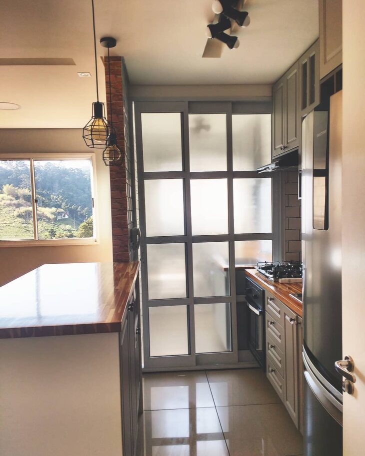 Alternativas Efetivas para Dividir a Cozinha da Lavanderia 10 Porta de correr com 3 folhas, ideal para ambientes menores, garantindo privacidade.