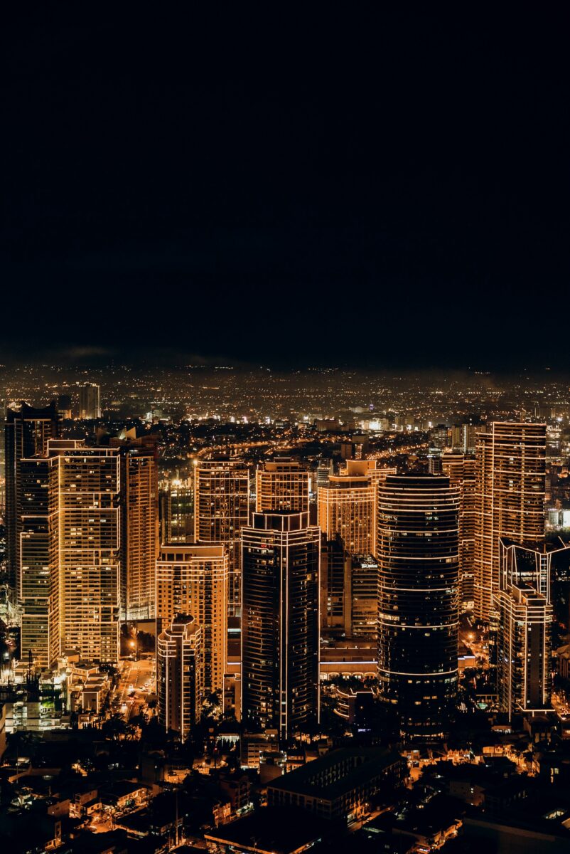 Uma vista panorâmica de uma cidade moderna com tecnologias inteligentes integradas.