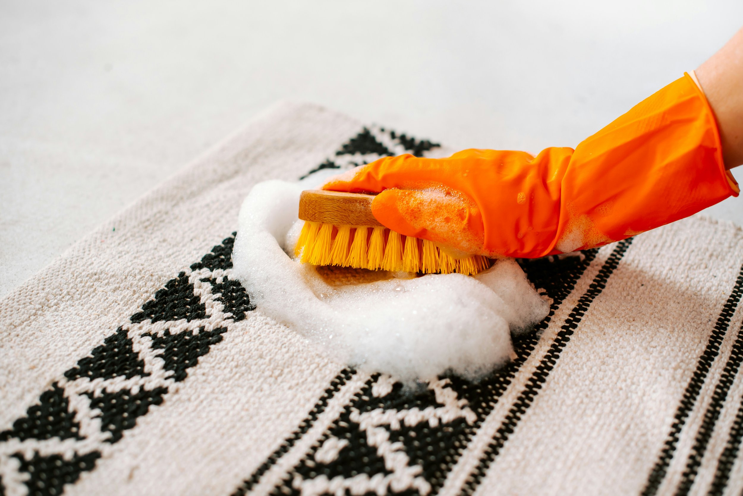 Dicas Essenciais para Limpeza e Manutenção de Tapetes na Decoração de Interiores 2 Você valoriza peças de piso lindas, mas se preocupa com a sujeira, derramamentos e desgaste do dia a dia. Neste guia de limpeza e manutenção de tapetes, você aprenderá como manter seus tapetes vibrantes e prolongar sua vida útil.