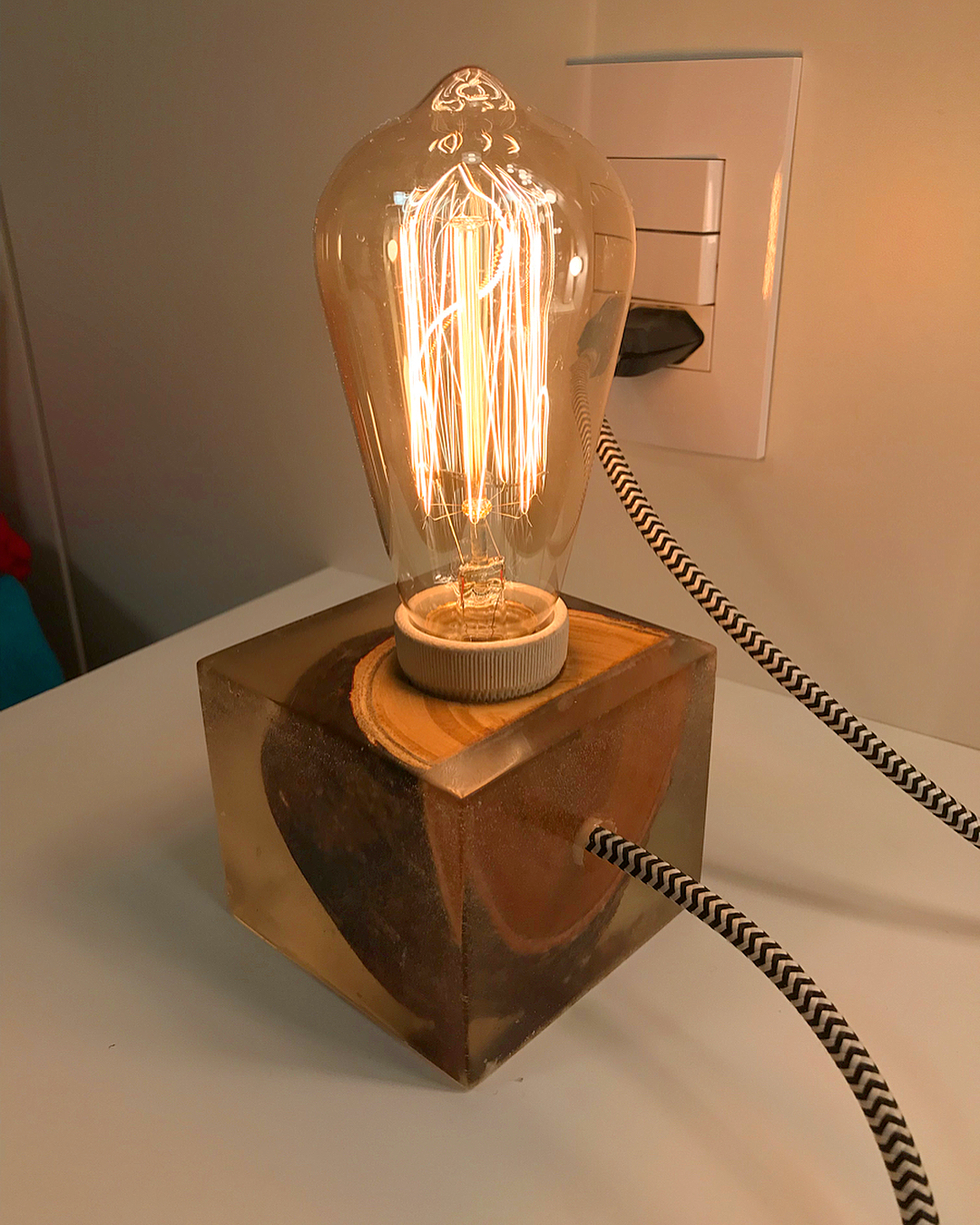 Pendente, na parede, feito de forma artesanal, com estilo rústico, abajur, a luminária de madeira é responsável por oferecer um toque natural, quente e aconchegante ao ambiente em que é posto.