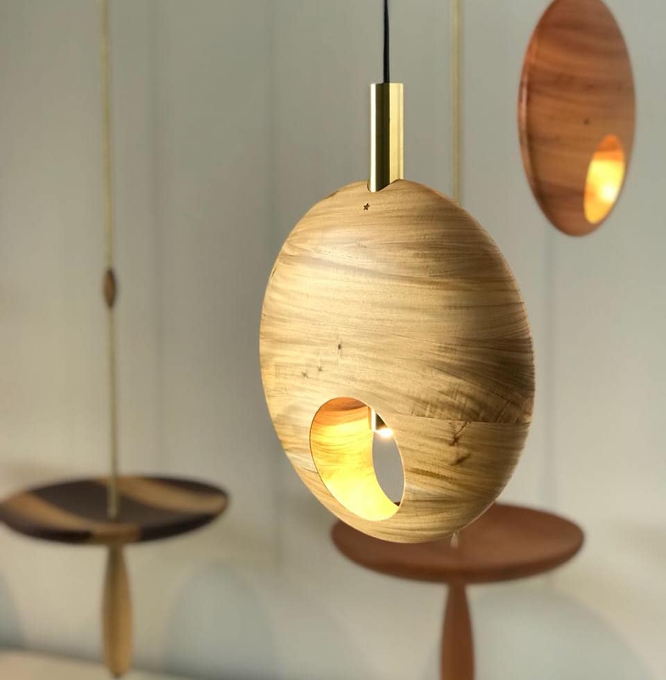 Ideias Criativas para Criar Luminárias de Madeira 10 Pendente com design delicado e oval