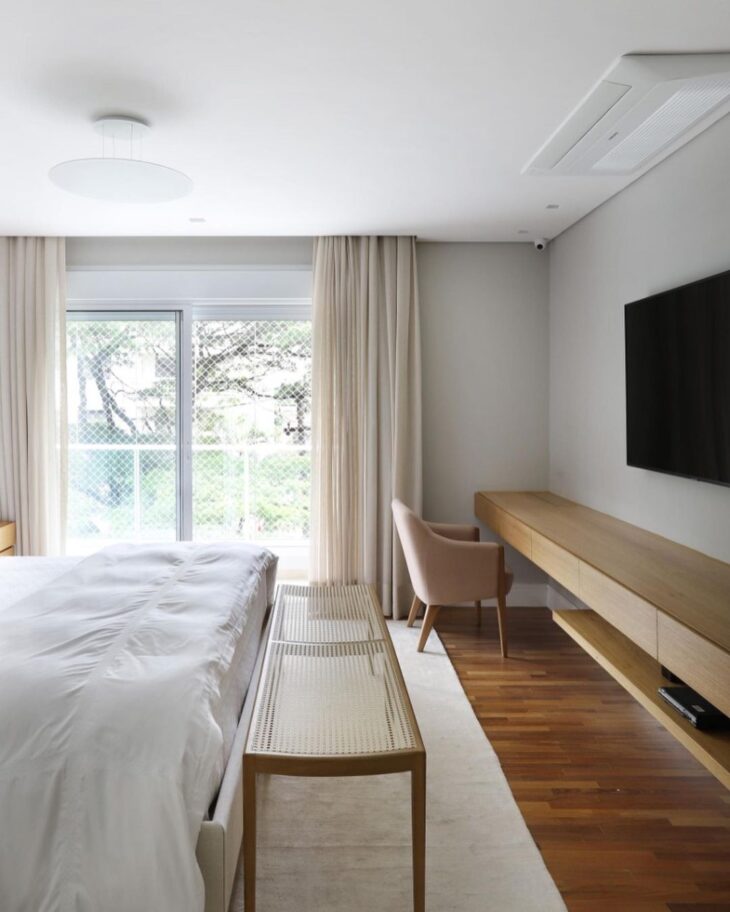 Sugestões de Lustres para Iluminar o Quarto do Casal com Estilo e Conforto 10 Um modelo clean com luz indireta combina com todos os estilos