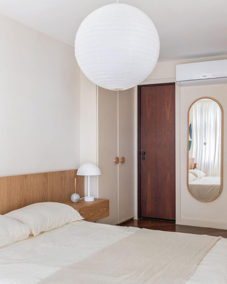 Sugestões de Lustres para Iluminar o Quarto do Casal com Estilo e Conforto 1 O globo artesanal dá um toque oriental à decoração