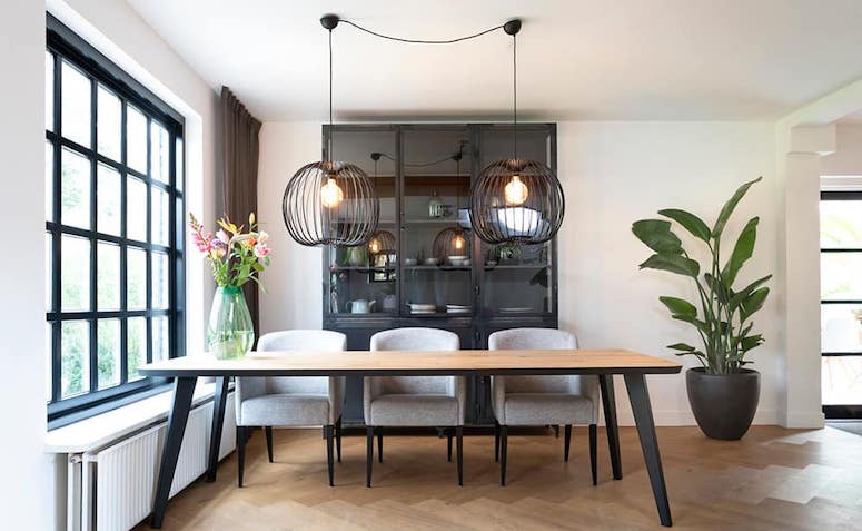 Inspirações de lustres modernos para o seu projeto de decoração 3 Imagem de lustre modernos com diferentes designs.