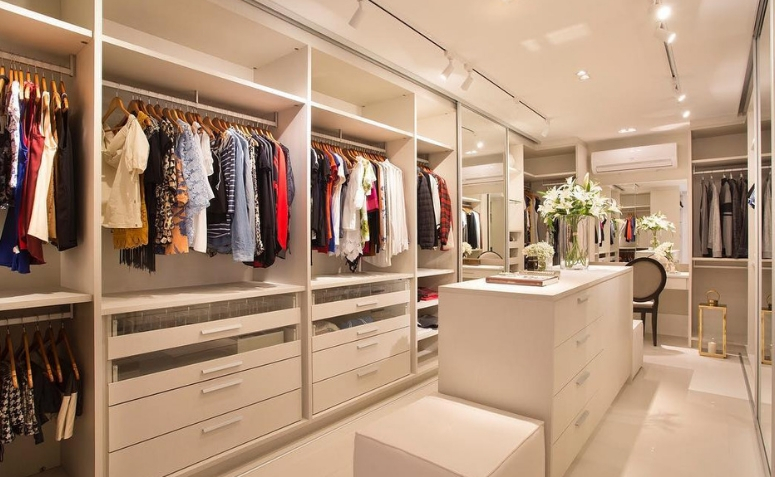 Inspirações de Closet que Aliam Estilo e Praticidade 3 Models of closet with a beautiful design and functional layout.