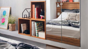 Ideias práticas para organizar nichos na sala e sugestões de locais para compra 5 Esse espaço usa nichos para manter a decoração prática e elegante.