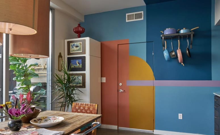 Inspirações para Decorar Seu Espaço com Parede Geométrica 3 Parede geométrica em cores vibrantes e diferentes formatos para decorar o ambiente.