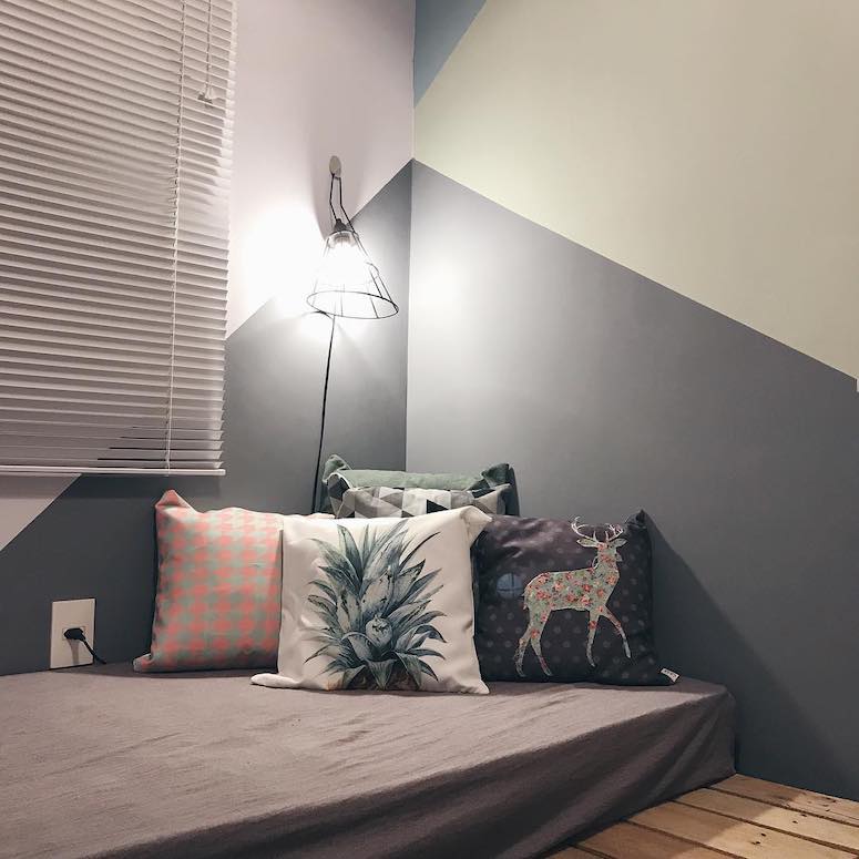 Inspirações para Decorar Seu Espaço com Parede Geométrica 10 Parede geométrica colorida com figuras diferentes.