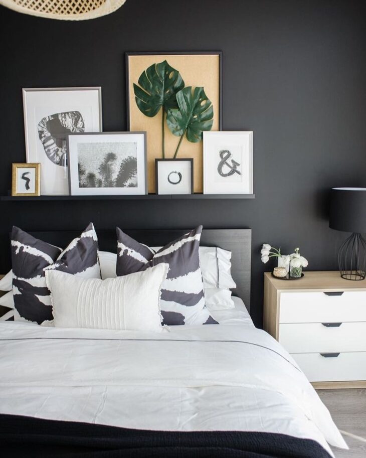 Explorando a Decoração com Parede Preta 10 Uma parede preta bem iluminada que destaca a decoração.
